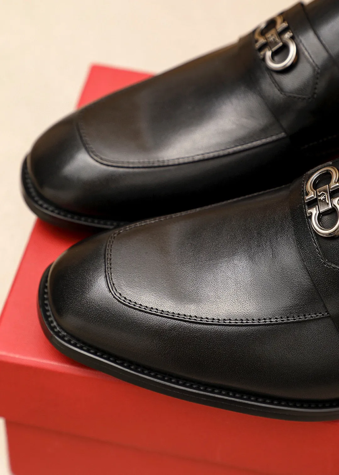 Men's shoes💰460💰 Product trademark: Ferragamo "Ferragamo" casual leather shoes Regular size: 38-44 (45🉑️customized) Product materials: Selected imported first-layer calfskin upper + luxury hardware buckle, imported water-dyed cow leather lining. Strong three-dimensional visual effect, original outsole color: 1⃣️color optional